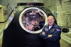 André Kuipers bij de capsule (foto: Space Expo)